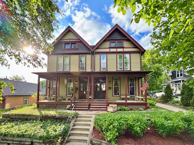 737 5th St E, Saint Paul, MN 55106 - victorian-style house featuring a porch