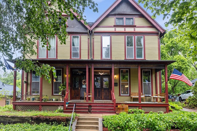 737 5th St E, Saint Paul, MN 55106 - victorian house featuring a porch