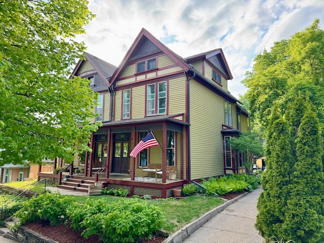 737 5th St E, Saint Paul, MN 55106 - view of front of home featuring a porch