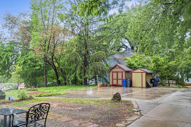 737 5th St E, Saint Paul, MN 55106 - view of yard with a storage unit