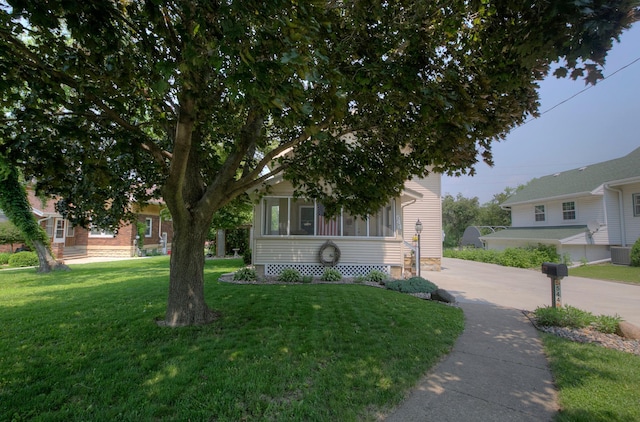 544 7th St, Red Wing, MN 55066 - obstructed view of property featuring a front yard