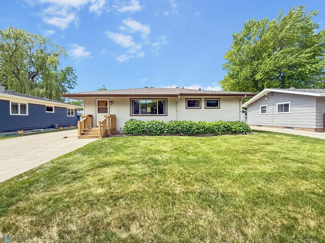 1737 14 1/2 St S, Fargo, ND 58103 - ranch-style house featuring a front yard
