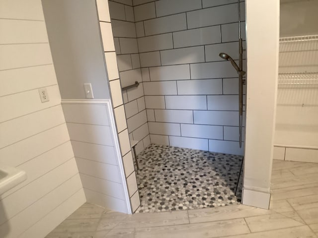 2009 Stahlke Way Unit 15, Chaska, MN 55318 - bathroom featuring a tile shower and wainscoting