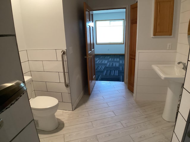 2009 Stahlke Way Unit 15, Chaska, MN 55318 - bathroom with a wainscoted wall, wood finished floors, and tile walls