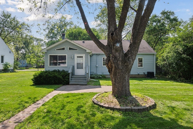 7507 Blaisdell Ave, Richfield, MN 55423 - bungalow-style home with a front lawn