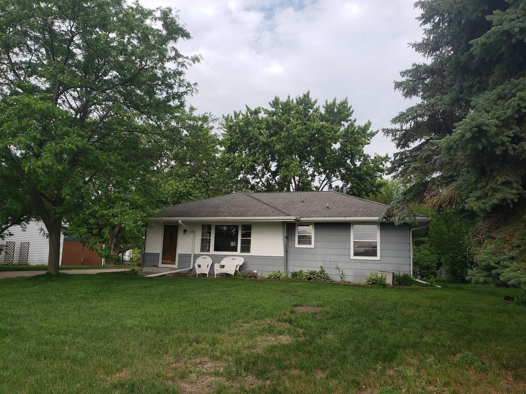 8490 Ideal Ave S, Cottage Grove, MN 55016 - ranch-style house featuring a front yard