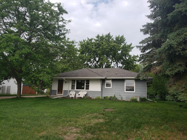 8490 Ideal Ave S, Cottage Grove, MN 55016 - ranch-style house featuring a front yard