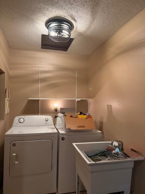 20430 Rhoda Ave, Ravenna Twp, MN 55089 - laundry area featuring washing machine and dryer and a textured ceiling