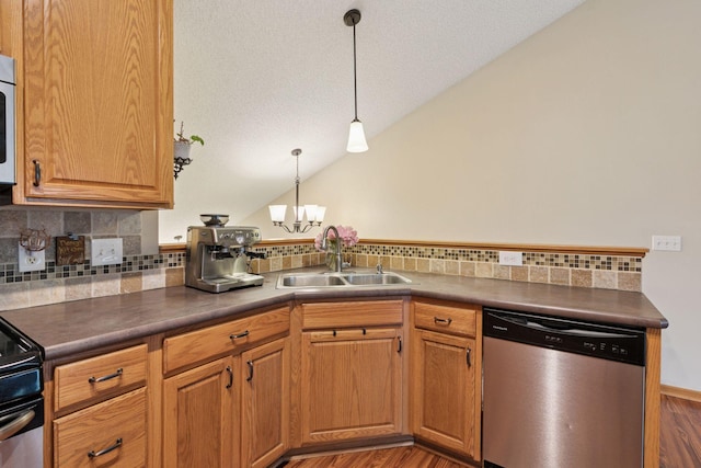8547 Grove Cir, Shakopee, MN 55379 - kitchen with stainless steel appliances, a chandelier, backsplash, hanging light fixtures, and dark countertops