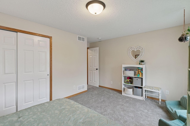 8547 Grove Cir, Shakopee, MN 55379 - bedroom featuring a textured ceiling, carpet floors, and a closet