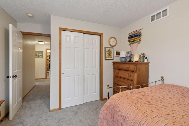 8547 Grove Cir, Shakopee, MN 55379 - carpeted bedroom featuring a closet and a textured ceiling