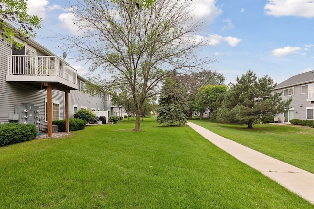 8547 Grove Cir, Shakopee, MN 55379 - view of grassy yard featuring a balcony
