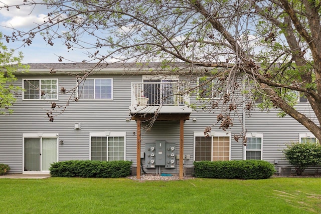 8547 Grove Cir, Shakopee, MN 55379 - rear view of property with a lawn
