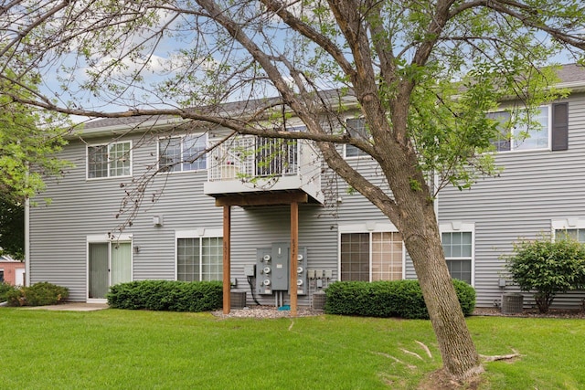 8547 Grove Cir, Shakopee, MN 55379 - rear view of property featuring a balcony and a lawn