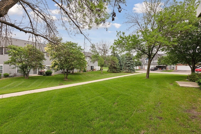 8547 Grove Cir, Shakopee, MN 55379 - view of community with a lawn and a residential view