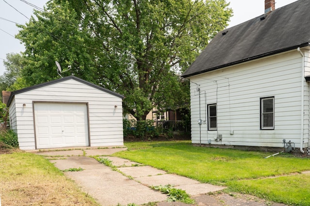 938 Cypress St, Saint Paul, MN 55106 - detached garage featuring driveway