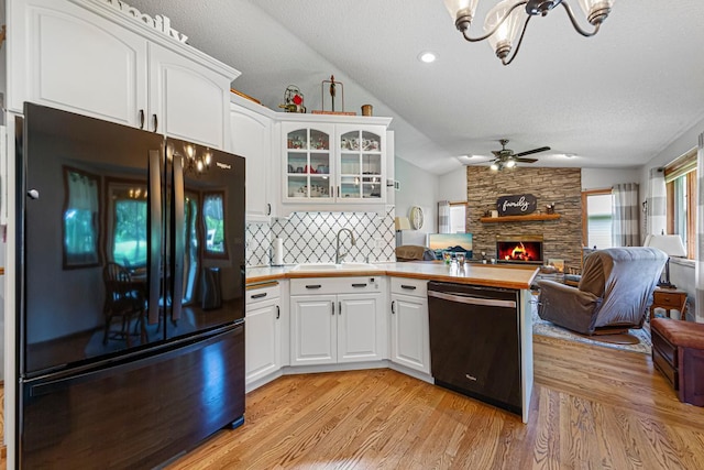 4820 Echo Ct, Faribault, MN 55021 - kitchen with black appliances, open floor plan, a ceiling fan, a peninsula, and lofted ceiling