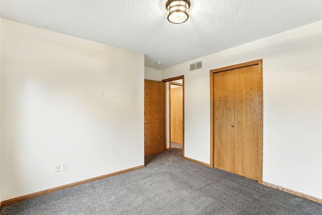 382 Tuttle Dr, Hastings, MN 55033 - unfurnished bedroom featuring a textured ceiling, carpet, and a closet