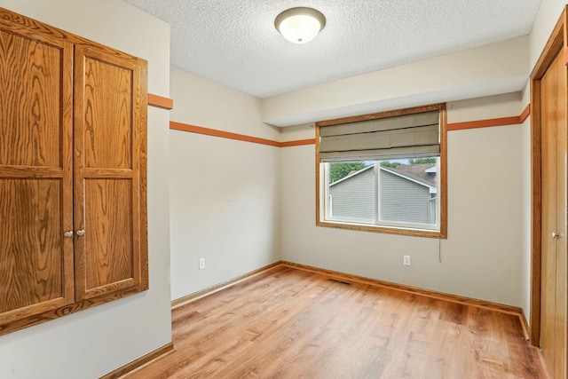 382 Tuttle Dr, Hastings, MN 55033 - unfurnished room featuring light wood finished floors and a textured ceiling