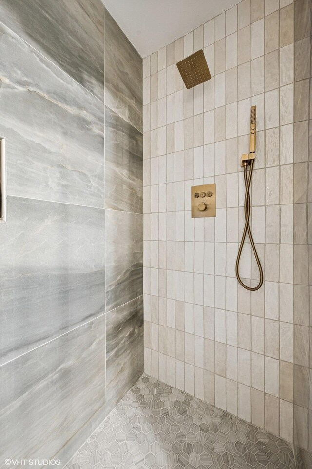 820 Vineland Ct, Chanhassen, MN 55317 - bathroom featuring a tile shower