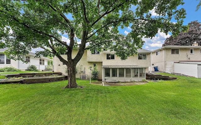 354 Edith Dr W, Saint Paul, MN 55118 - rear view of house featuring a yard