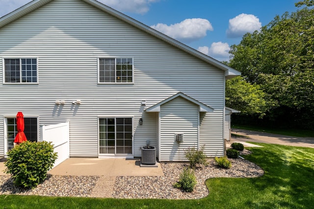 8741 Quarry Ridge Ln Unit H, Woodbury, MN 55125 - rear view of property with a patio area and a lawn