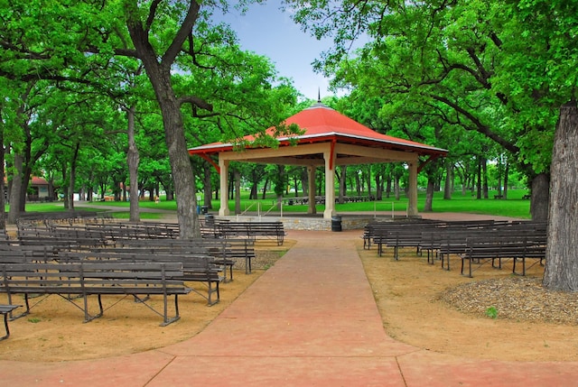1181 Edgcumbe Rd Unit 501, Saint Paul, MN 55105 - surrounding community featuring a gazebo