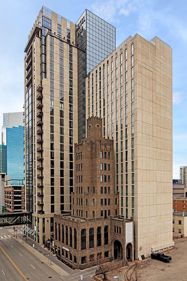 201 11th St Unit 530, Minneapolis, MN 55403 - view of property featuring a city view