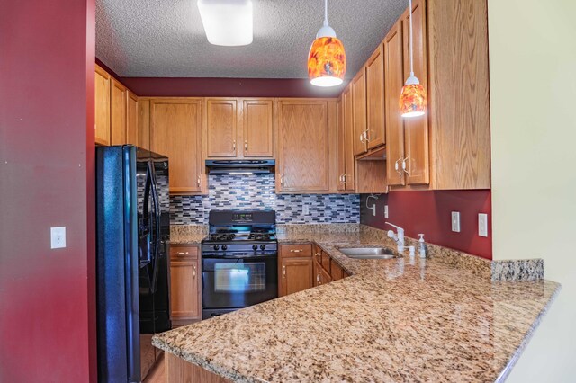 1152 Crystal Pl W, Chaska, MN 55318 - kitchen featuring black appliances, under cabinet range hood, a peninsula, a textured ceiling, and decorative light fixtures