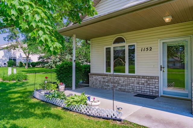 1152 Crystal Pl W, Chaska, MN 55318 - property entrance with a lawn and stone siding