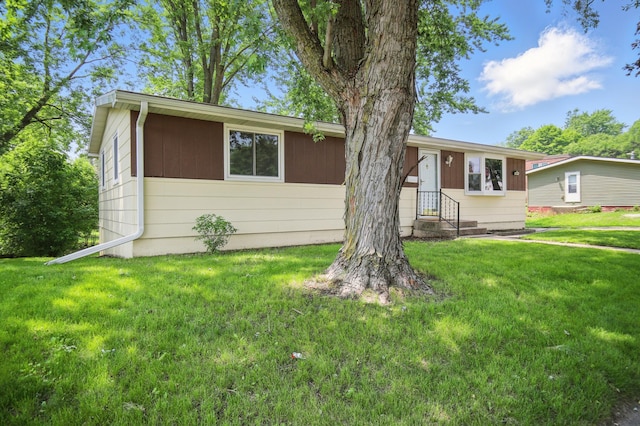 455 Sylvan St, Owatonna, MN 55060 - ranch-style house featuring a front yard