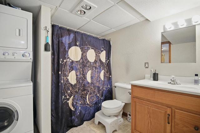 455 Sylvan St, Owatonna, MN 55060 - bathroom featuring stacked washer / drying machine, vanity, a drop ceiling, and curtained shower