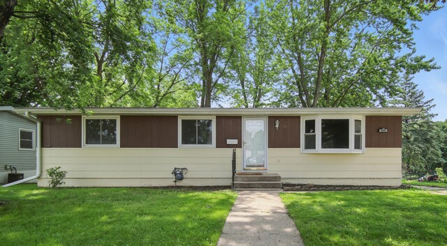 455 Sylvan St, Owatonna, MN 55060 - ranch-style house featuring a front lawn