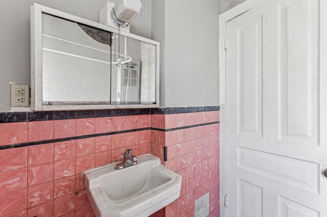 65 George St E, Saint Paul, MN 55107 - bathroom with tile walls and a wainscoted wall