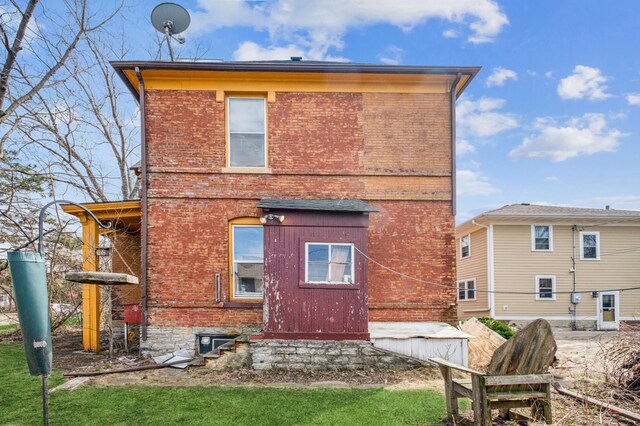 65 George St E, Saint Paul, MN 55107 - rear view of property with brick siding