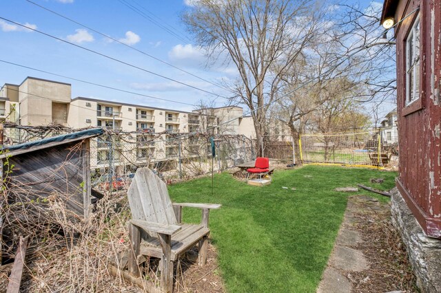 65 George St E, Saint Paul, MN 55107 - view of yard featuring a residential view