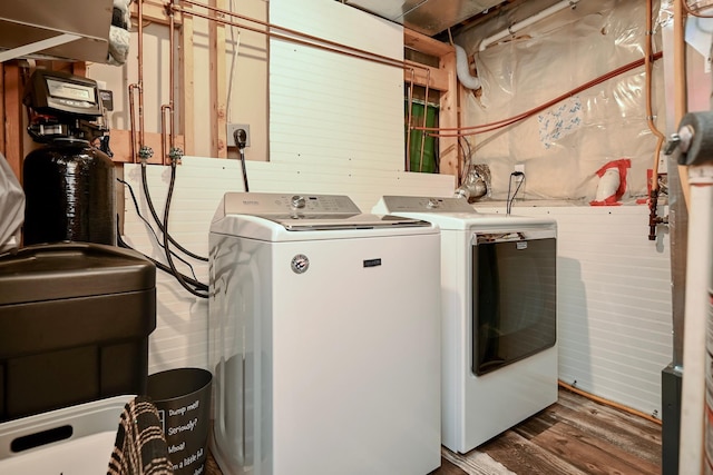 404 3rd Way SE, Dover, MN 55929 - laundry area with washing machine and dryer and wood finished floors