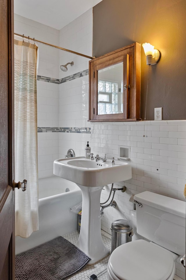 5000 Newton Ave S, Minneapolis, MN 55419 - full bathroom featuring tile walls, shower / tub combo with curtain, and tasteful backsplash