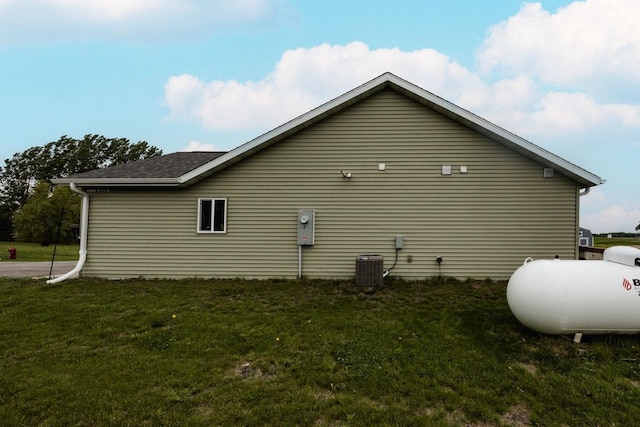 713 Prairie Wind Ave, Callaway, MN 56521 - view of side of home featuring a lawn and roof with shingles