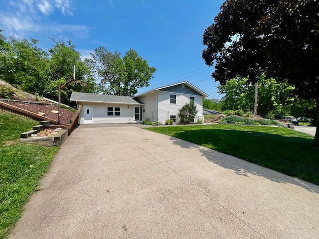 860 11th Ave, Granite Falls, MN 56241 - split level home with concrete driveway and a front yard