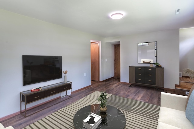 1744 Oak Rd, Saint Cloud, MN 56303 - living area with wood finished floors and baseboards