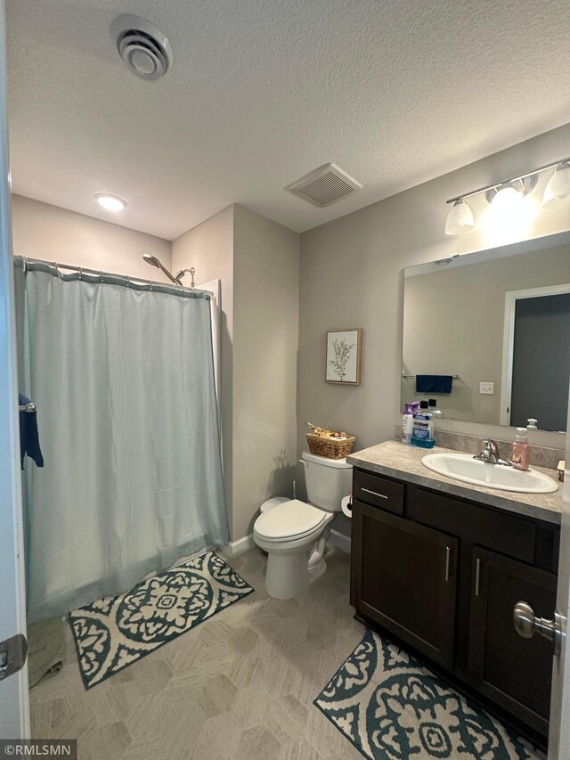 1004 Triumph Trl NE, Isanti, MN 55040 - full bath featuring vanity, shower / bath combo, and a textured ceiling