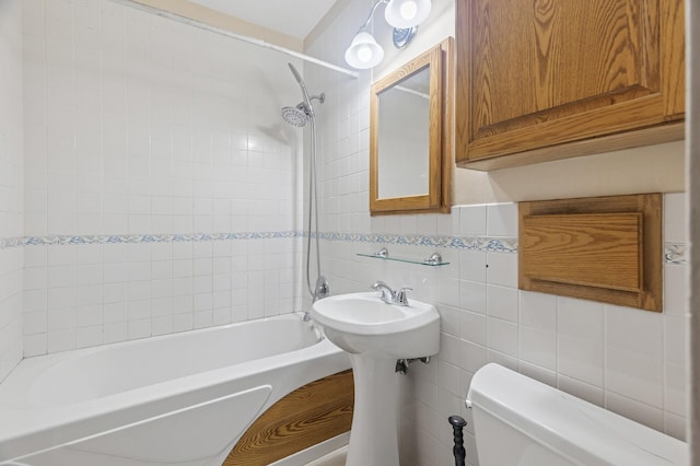 613 Oak St, Farmington, MN 55024 - bathroom with tile walls and shower / washtub combination