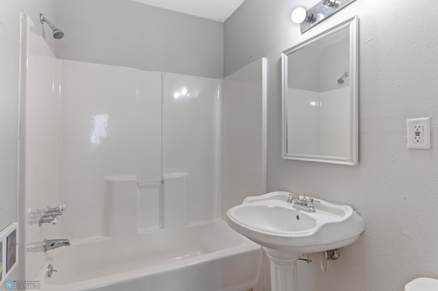 824 9th St N, Fargo, ND 58102 - full bathroom featuring shower / washtub combination and toilet