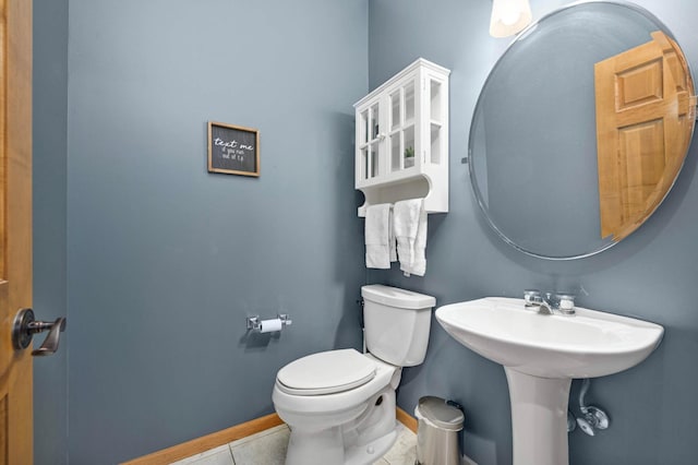 3583 Woodland Trl, Eagan, MN 55123 - bathroom featuring baseboards and tile patterned flooring