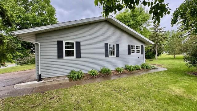811 Myrtle St, Buffalo, MN 55313 - view of side of property featuring a lawn