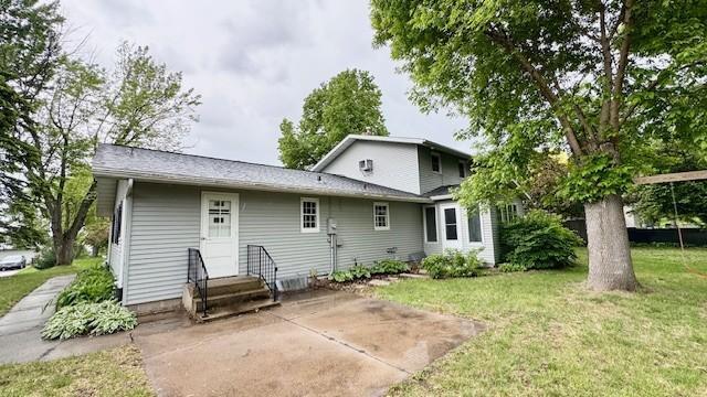 811 Myrtle St, Buffalo, MN 55313 - rear view of house with a yard