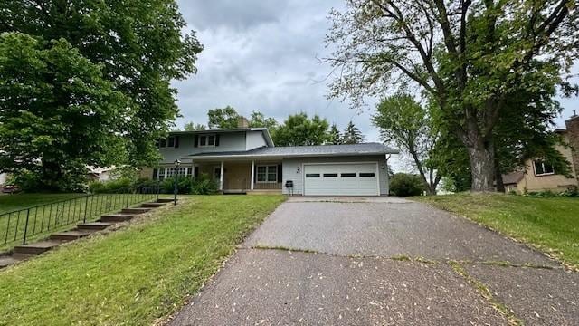 811 Myrtle St, Buffalo, MN 55313 - traditional-style home with driveway, an attached garage, and a front yard