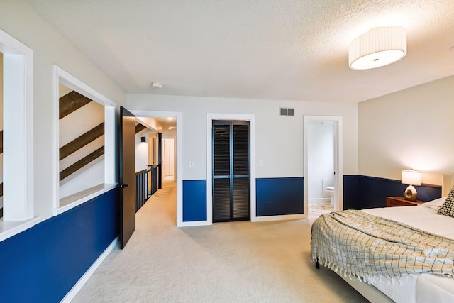 6641 Halstead Ave, Mound, MN 55364 - bedroom featuring light carpet, ensuite bathroom, and a textured ceiling