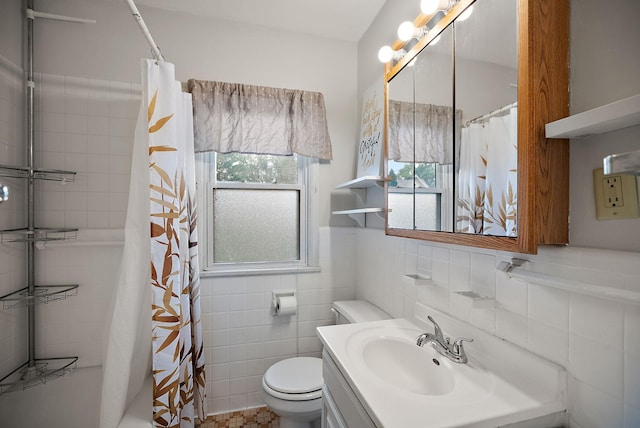 1442 Como Ave, Saint Paul, MN 55108 - full bath featuring vanity, a shower with curtain, and tile walls